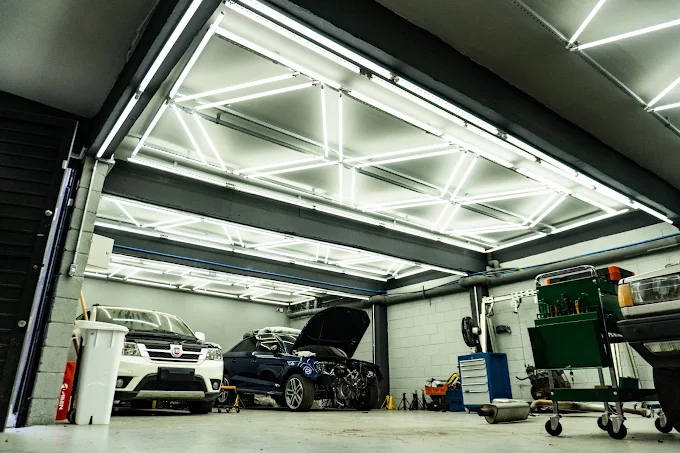 Galpão da TCR Performance com iluminação treliçada